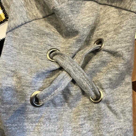 ⭐️NWT - Steve Madden Kids - Graphic Tee with Lace-Up Sleeves - Size L (12) - Picture 4 of 6